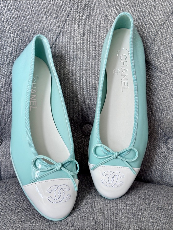 CHANEL Shoes - 2026 CHANEL TURQUOISE PATENT LEATHER WHITE CC LOGO CAPTOE BALLET FLATS size 37C